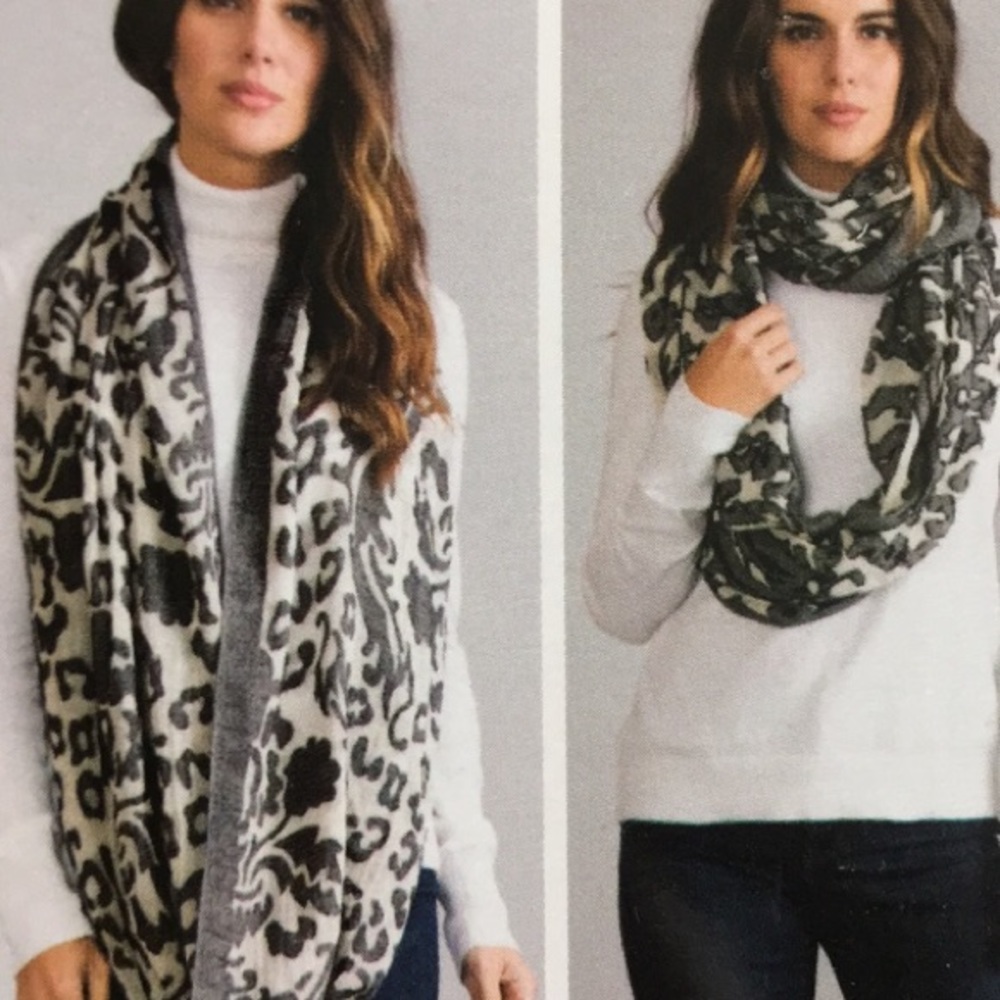 Simply Noelle | Boutique Reversible Infinity Scarf